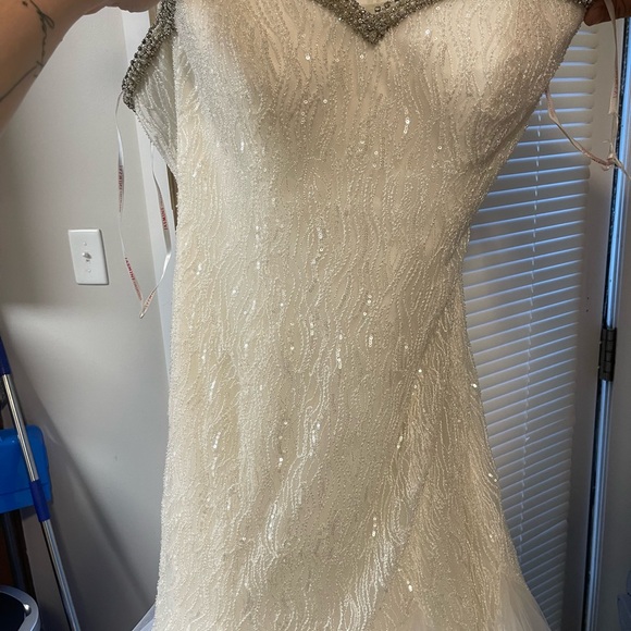 Elegant White Sleeveless Dress